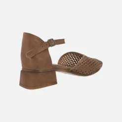 Zapatos trenzados de piel con horma afilada y pulsera al tobillo