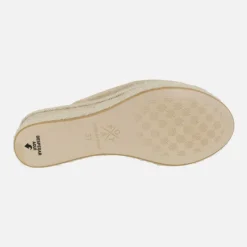 Zuecos Arenita grabado en serraje beige con detalle de picados y cuña alta