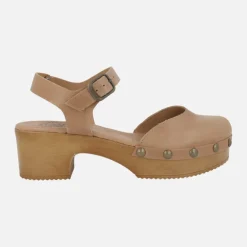 Zuecos de piel con pulsera al tobillo y tachas