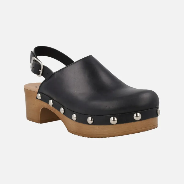 Zuecos de piel con tira ajustable al talón y tachas