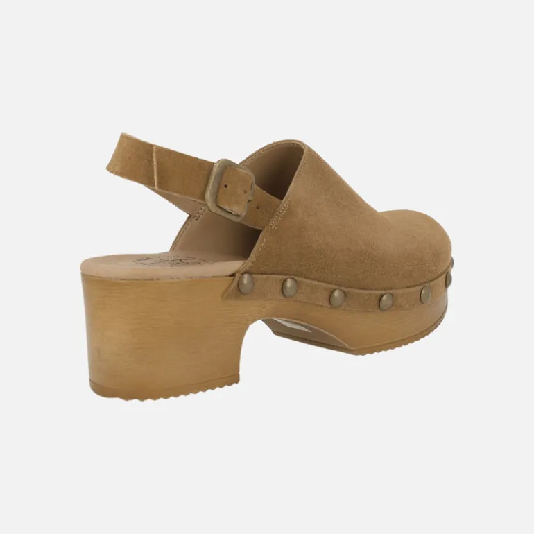 Zuecos de piel con tira ajustable al talón y tachas