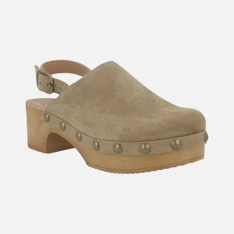 Zuecos de piel con tira ajustable al talón y tachas
