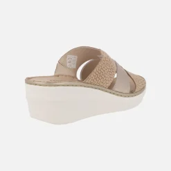 Zuecos de piel en combinado cuero y metal con efecto trenzado