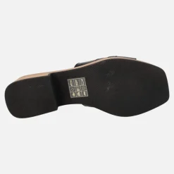 Zuecos de piel Minerva con adorno metálico