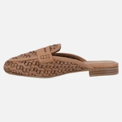 Zuecos de piel trenzada en color camel