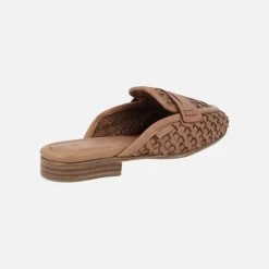 Zuecos de piel trenzada en color camel