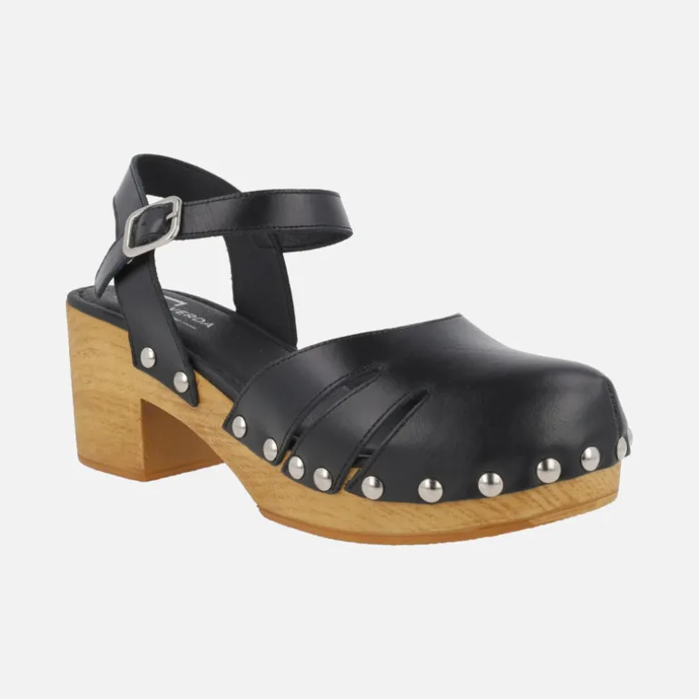 Zuecos de tacón con pulsera al tobillo y tachas