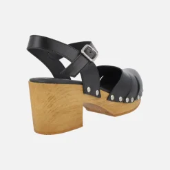 Zuecos de tacón con pulsera al tobillo y tachas