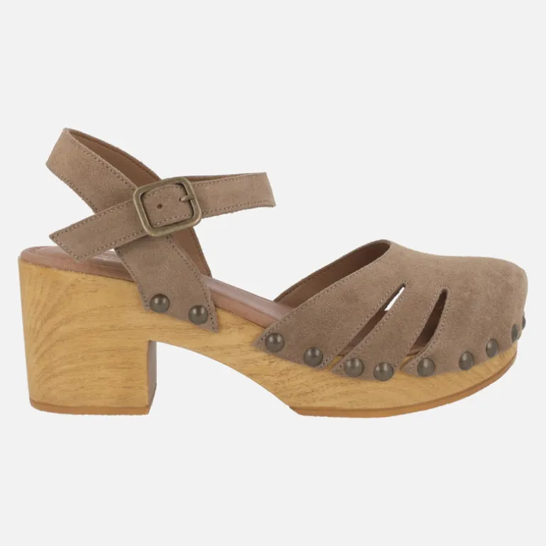 Zuecos de tacón con pulsera al tobillo y tachas