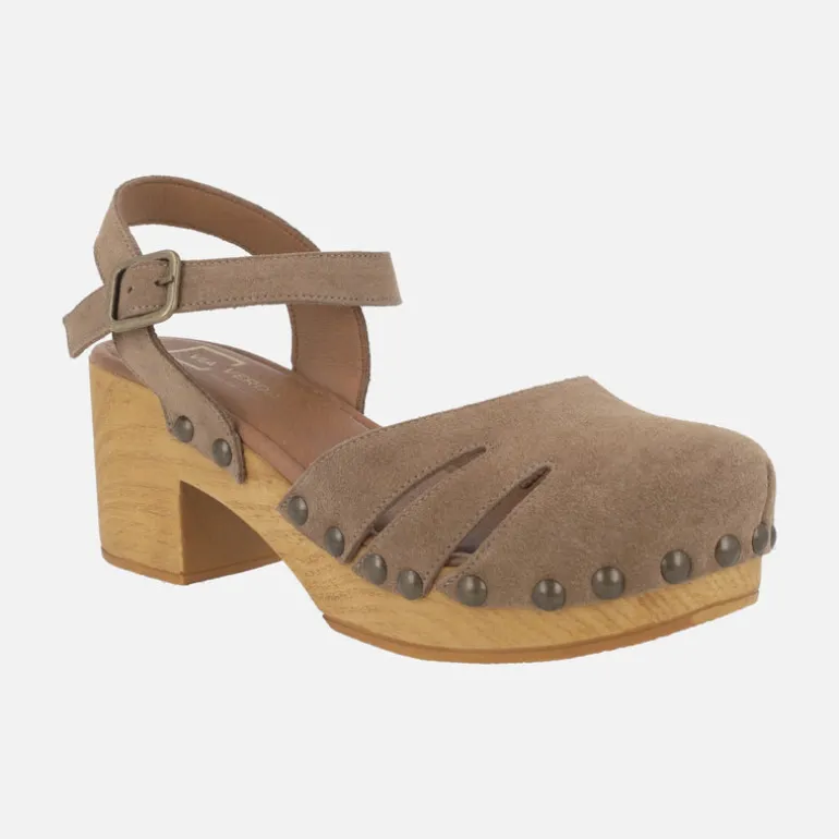 Zuecos de tacón con pulsera al tobillo y tachas