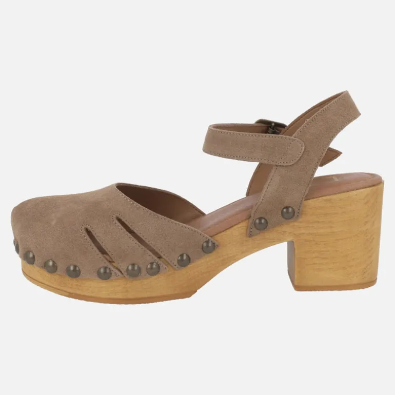 Zuecos de tacón con pulsera al tobillo y tachas