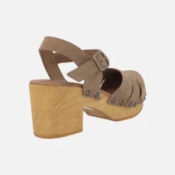 Zuecos de tacón con pulsera al tobillo y tachas