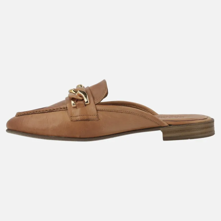 Zuecos estilo mocasin en piel camel con adorno de cadena