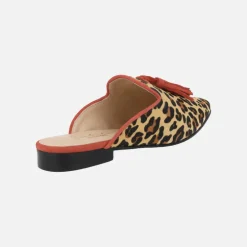 Zuecos mules en animal print leopardo con borlas rojas