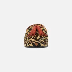 Zuecos mules en animal print leopardo con borlas rojas